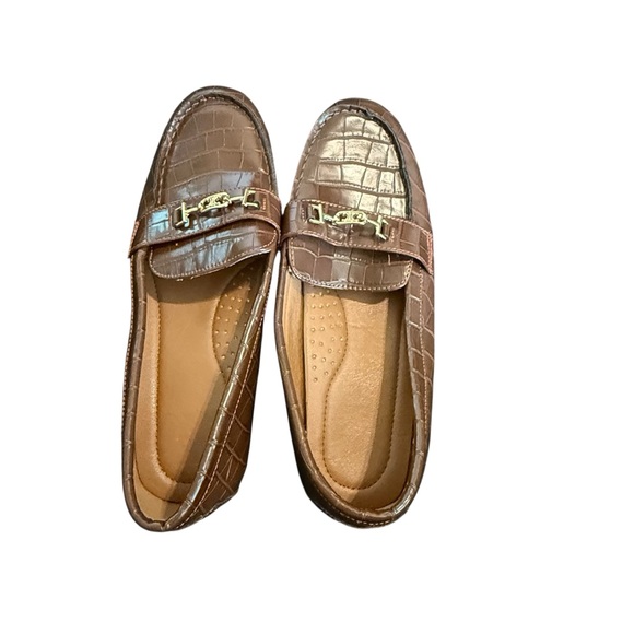Elegant Brown Loafers with Gold Accent - Picture 1 of 4